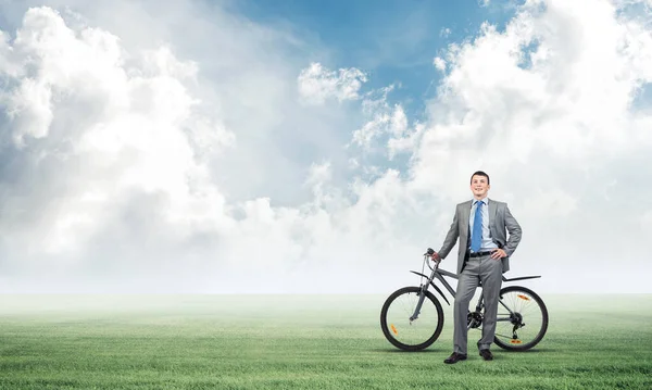 Joven Traje Negocios Gris Corbata Pie Campo Verde Con Bicicleta — Foto de Stock