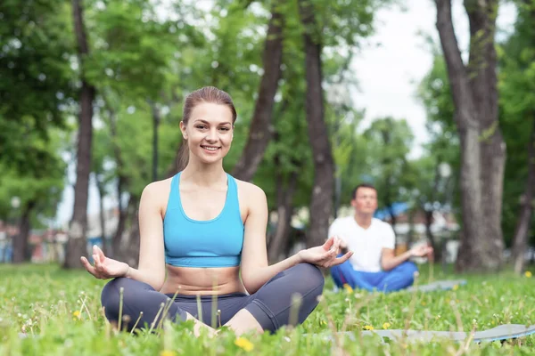 Mädchen Meditiert Lotuspose Auf Grünem Gras Yogaübungen Sommerpark Porträt Einer — Stockfoto