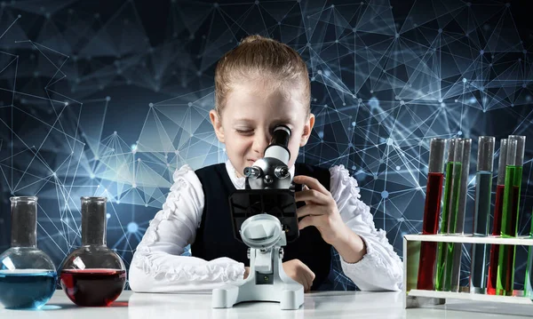Malý Vědec Dívá Pod Mikroskop Třídě Výzkum Vzdělávání Moderní Škole — Stock fotografie