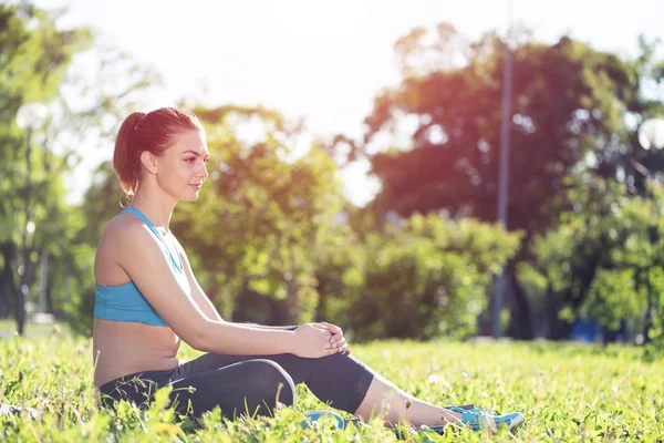 Bella Ragazza Sorridente Abbigliamento Sportivo Rilassarsi Nel Parco Giovane Donna — Foto Stock