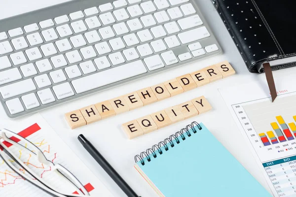 Shareholder Equity Konzept Mit Buchstaben Auf Würfeln Stillleben Eines Büroarbeitsplatzes — Stockfoto