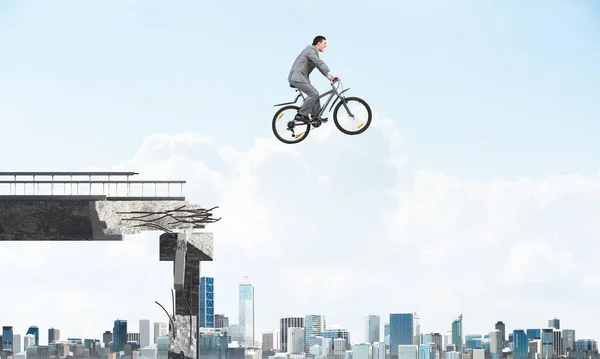 Uomo Affari Bici Che Salta Ponte Rotto Uomo Giacca Cravatta — Foto Stock