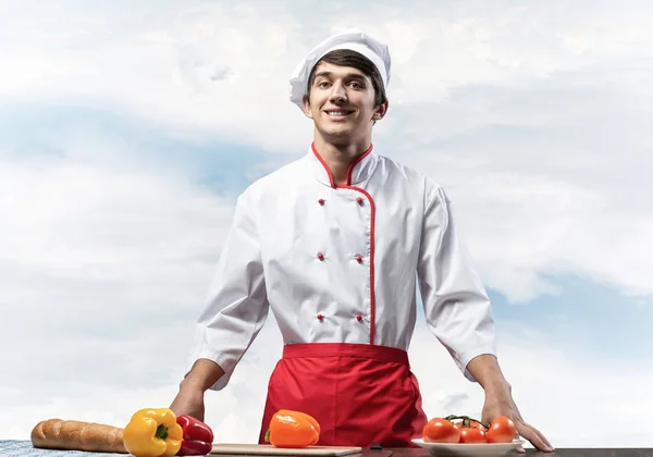 Joven Chef Masculino Pie Cerca Mesa Cocina Con Verduras Guapo —  Fotos de Stock