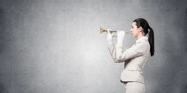 Egy Üzletasszony Trombitál Egy Fiatal Hölgy Fehér Öltönyben Kesztyűben Hangszeren — Stock Fotó