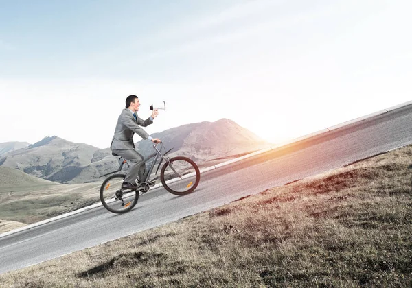 Uomo Affari Con Megafono Mano Bicicletta Nella Giornata Sole Promozione — Foto Stock