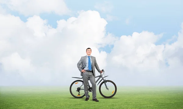Улыбающийся Бизнесмен Велосипедом Фоне Голубого Облачного Неба Молодой Человек Сером — стоковое фото