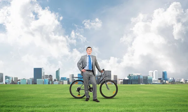 Hombre Caucásico Bien Parecido Traje Negocios Posando Prado Verde Con — Foto de Stock