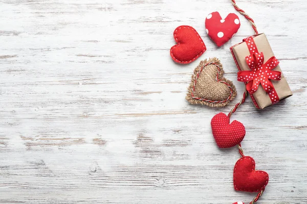 Επίπεδη Lay Χαριτωμένο Σύνθεση Χειροποίητο Ύφασμα Κόκκινες Καρδιές Κουτί Δώρου — Φωτογραφία Αρχείου