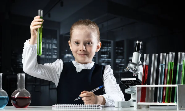 Pequeña Científica Examinando Tubo Ensayo Con Reactivo Químico Investigación Educación —  Fotos de Stock