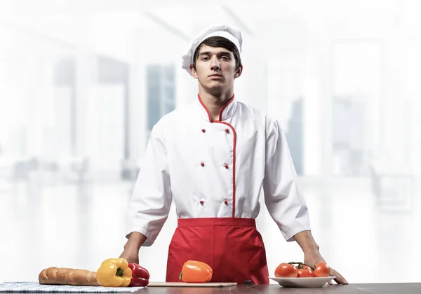 Joven Chef Masculino Pie Cerca Mesa Cocina Con Verduras Guapo — Foto de Stock