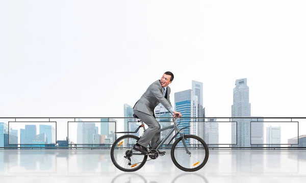 Hombre Con Traje Negocios Montando Bicicleta Balcón Del Ático Hermoso — Foto de Stock