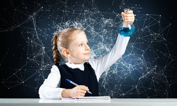小女孩科学家用化学试剂检查试管 在学校进行研究和教育 在化学课上做实验的女学生 深蓝色衬里背景的学生穿校服 — 图库照片