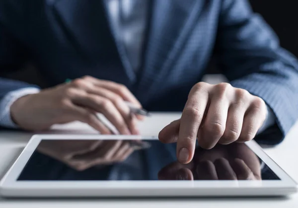 Primo Piano Mano Maschile Schermo Toccante Del Tablet Digitale Uomo — Foto Stock