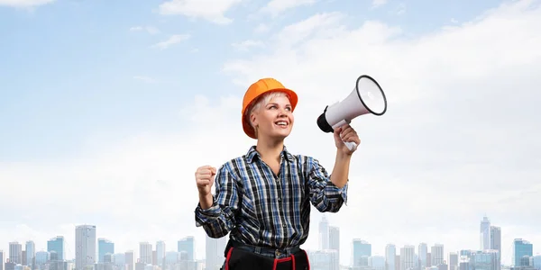 Trabalhadora Construção Feminina Atraente Capacete Segurança Segurando Megafone Retrato Jovem — Fotografia de Stock