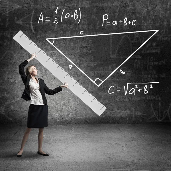 Jonge Wiskundeleraar Met Grote Liniaal Achtergrondschoolbord Met Formules Een Vrouw — Stockfoto