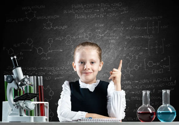 Meisjeswetenschapper Zit Aan Een Bureau Lagere Natuurkunde Klas Onderzoek Onderwijs — Stockfoto