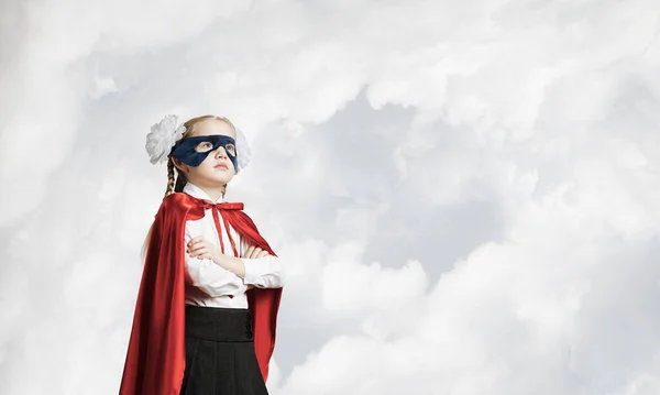 Маленька Впевнена Дитина Масці Мисі Грає Крутого Супергероя — стокове фото