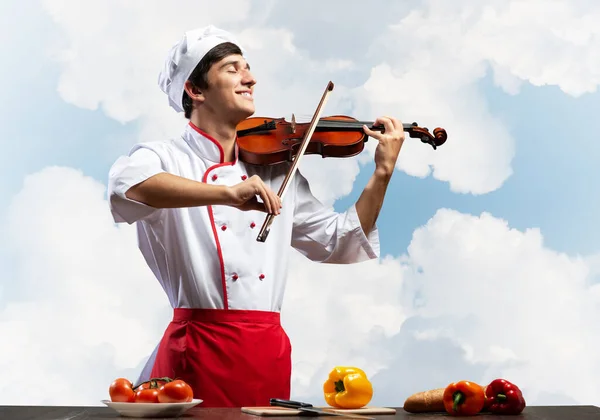 Jovem Chef Masculino Com Violino Perto Mesa Cozinhar Com Legumes — Fotografia de Stock