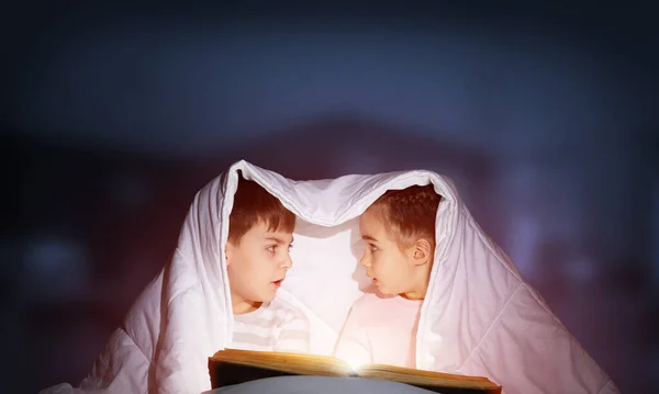 Scared Little Girl Boy Looking Each Other Blanket Children Together — Stock Photo, Image