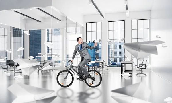 Mann Businessanzug Beim Fahrradfahren Konferenzsaal Geschäftsmann Mit Megafon Der Loft — Stockfoto