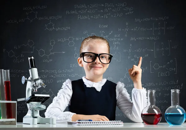 Έξυπνο Κοριτσάκι Επιστήμονας Γυαλιά Στο Γραφείο Στην Τάξη Του Εργαστηρίου — Φωτογραφία Αρχείου