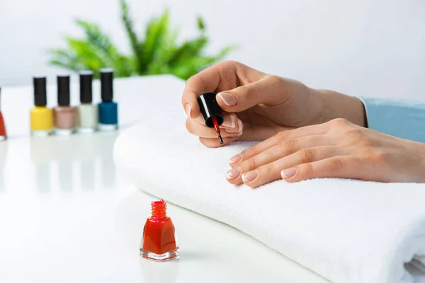 Donna Dandosi Manicure Elegante Casa Primo Piano Bella Mano Femminile — Foto Stock