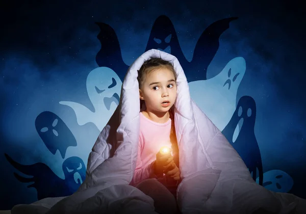 Hayali Hayaletlerden Battaniyenin Altında Saklanan Feneri Olan Korkmuş Kız Korkmuş — Stok fotoğraf