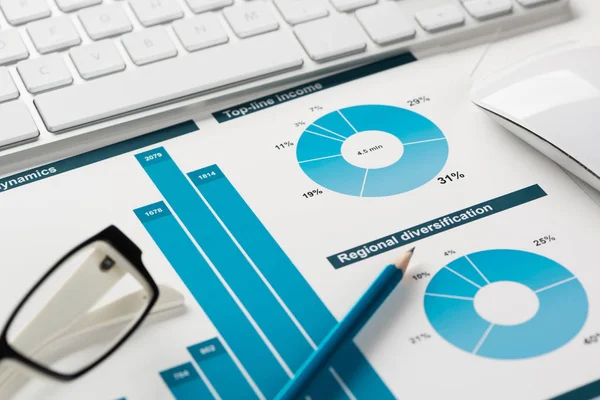 Lieu Travail Avec Souris Clavier Papiers Avec Graphiques Diagrammes — Photo