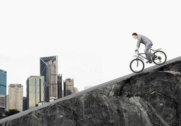 Uomo Affari Discesa Bicicletta Paesaggio Naturale Con Spazio Copia Uomo — Foto Stock