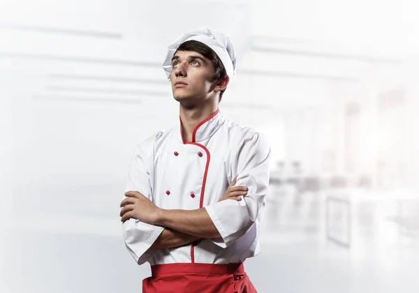 Jovem Chef Masculino Com Braços Dobrados Perto Mesa Cozinhar Com — Fotografia de Stock
