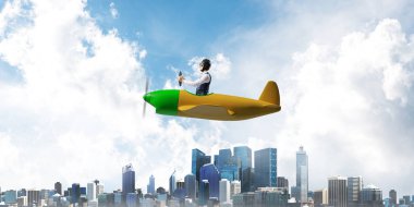 Küçük uçağın kabininde oturan pilot ile iş yönü ve motivasyon konsepti. Havacı şapkalı komik adam ve şehrin üzerinde pervane uçağı süren gözlükler. Yüksek binalarile modern metropol