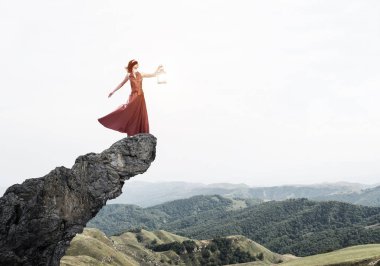 Göz bağını fener konumu olan kaya üstte giyen genç kadın