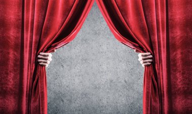 İşadamı el açık kırmızı kadife perde yakın çekim. Metninizi yerleştirin