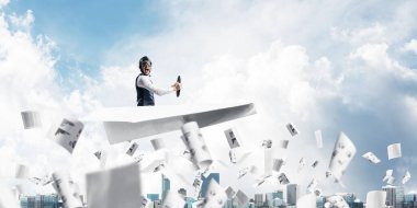 Deri kask komik pilot ile Yaratıcı iş süreci kavramı. Aviator iş infographics ile düşen kağıt levhalar üzerinde büyük kağıt uçak sürüş. Finansal belgelerle çalışma.