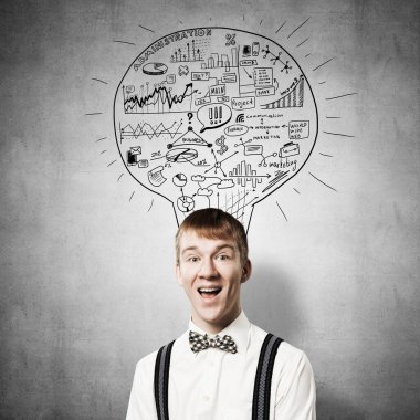 Eureka anında geniş tebessümlü mutlu bir kızıl öğrenci. Yaratıcılık ve problem çözme. Kafasında lamba çizimi olan gri duvarın arka planındaki zeki çocuk. Beyin fırtınası konsepti