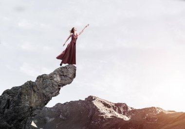 Genç çekici kadın rahatlatıcı yaz gün ayakta rock üstte