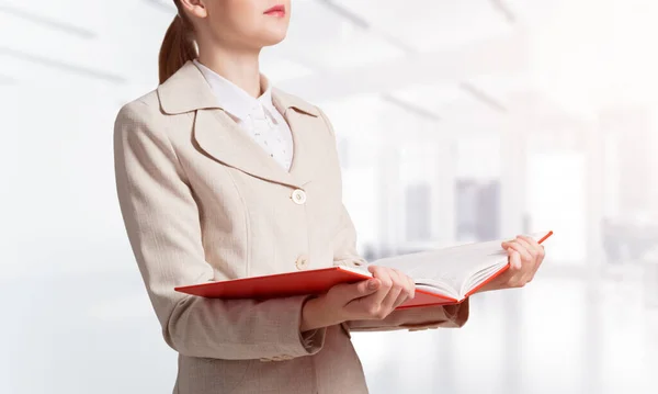 Geschäftsfrau Mit Offenem Notizbuch Auf Dem Hintergrund Eines Verschwommenen Büroinnenraums — Stockfoto