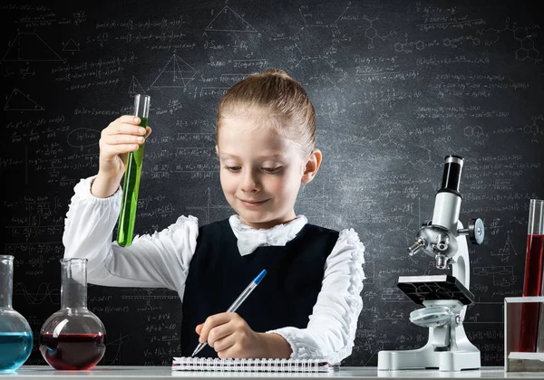 女の子科学者は化学反応器で試験管を調べる 学校での研究と教育 顕微鏡やガラスフラスコを用いた化学実験室 化学教室で実験をする女子高生 — ストック写真
