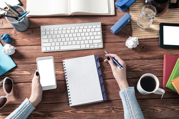 Mulher Negócios Usando Smartphone Mesa Escritório Conceito Aplicativo Negócios Online — Fotografia de Stock