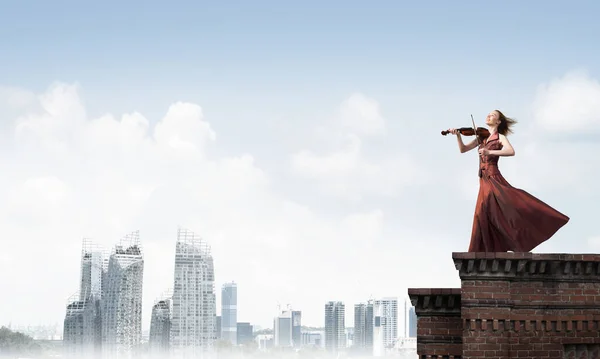 Молода Приваблива Дівчина Грає Скрипці Вершині Будівлі Змішані Носії — стокове фото