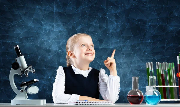 Pequeña Científica Sentada Escritorio Clase Ciencias Primarias Investigación Educación Escuela —  Fotos de Stock