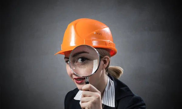 Inspector Técnico Mirando Través Lupa Mujer Ingeniera Civil Casco Seguridad — Foto de Stock