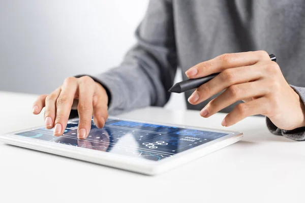 Γυναίκα Που Χρησιμοποιεί Ψηφιακό Υπολογιστή Tablet Στο Γραφείο Κοντινό Πλάνο — Φωτογραφία Αρχείου