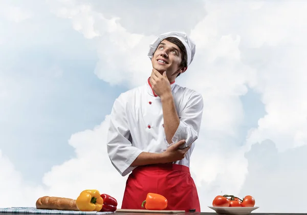 Jovem Chef Masculino Com Braços Dobrados Olhando Para Cima Sonhadoramente — Fotografia de Stock