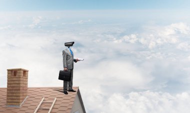 Evin çatısında baş durmak yerine kamerayla zum yapan yüzü olmayan bir iş adamı.