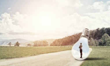 Ampul kırsal yolu üzerinde içinde hapsolmuş genç iş kadını