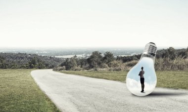 Ampul kırsal yolu üzerinde içinde hapsolmuş genç iş kadını