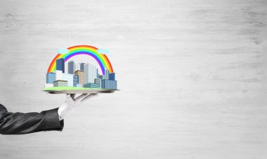 Garson, kentsel inşaat numunesinde sunum yapıyor.