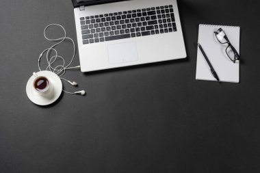 Bir fincan kahve ve fotokopi odası olan ofis hayatı. Düz siyah yüzey dizüstü bilgisayarı ve dizüstü bilgisayarı vardı. Üst düzey internet muhabiri evinde çalışıyor. Dijital teknoloji ve hareketlilik