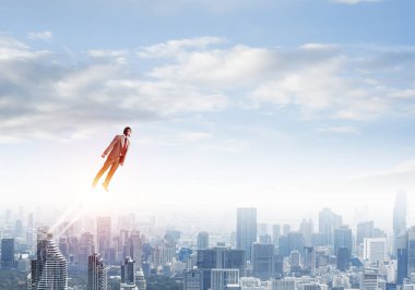 Mavi gökyüzünde süper kahraman olarak uçan takım elbiseli ve havacı şapkalı bir iş adamı. Süpermen olarak iş adamı modern şehir merkezinin üstünde jet aleviyle havalanıyor. Başarılı bir iş girişimiydi. Kariyer büyümesi